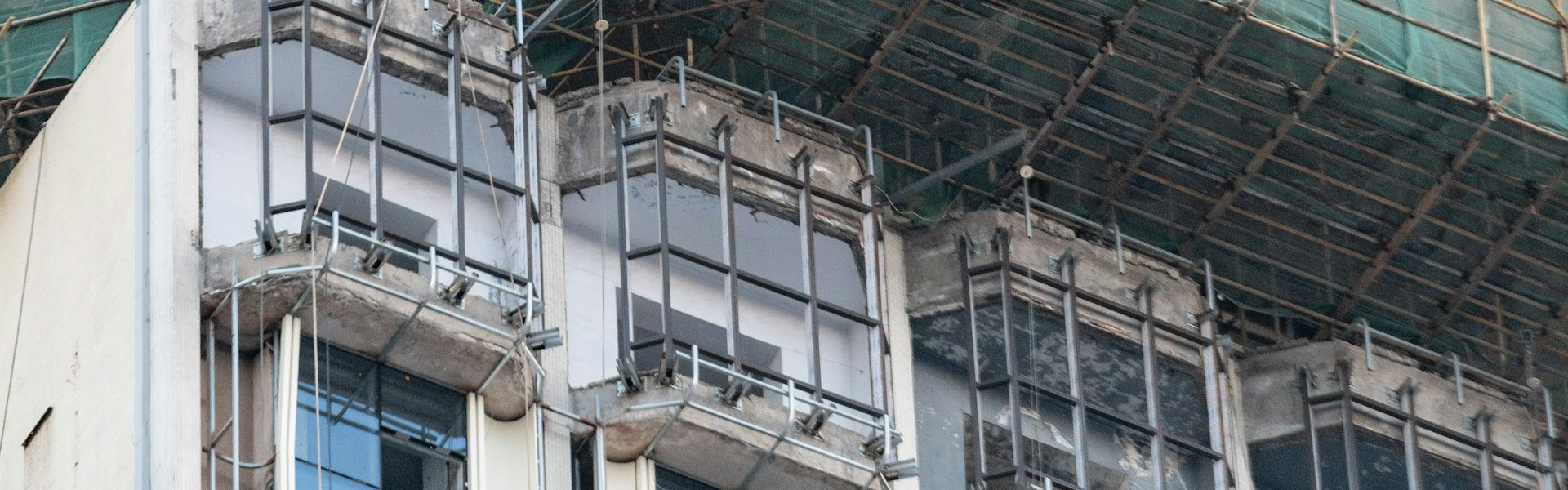 İskele kurulmuş dönüşüm binası